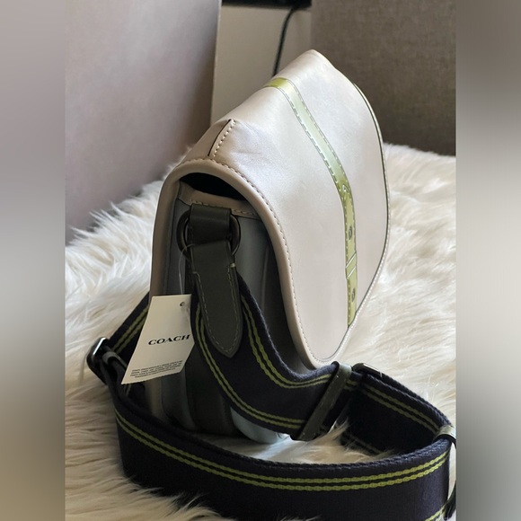 💰SOLD - C8481 - Coach Hitch Crossbody with Trompe L’oeil - Picture 3 of 12